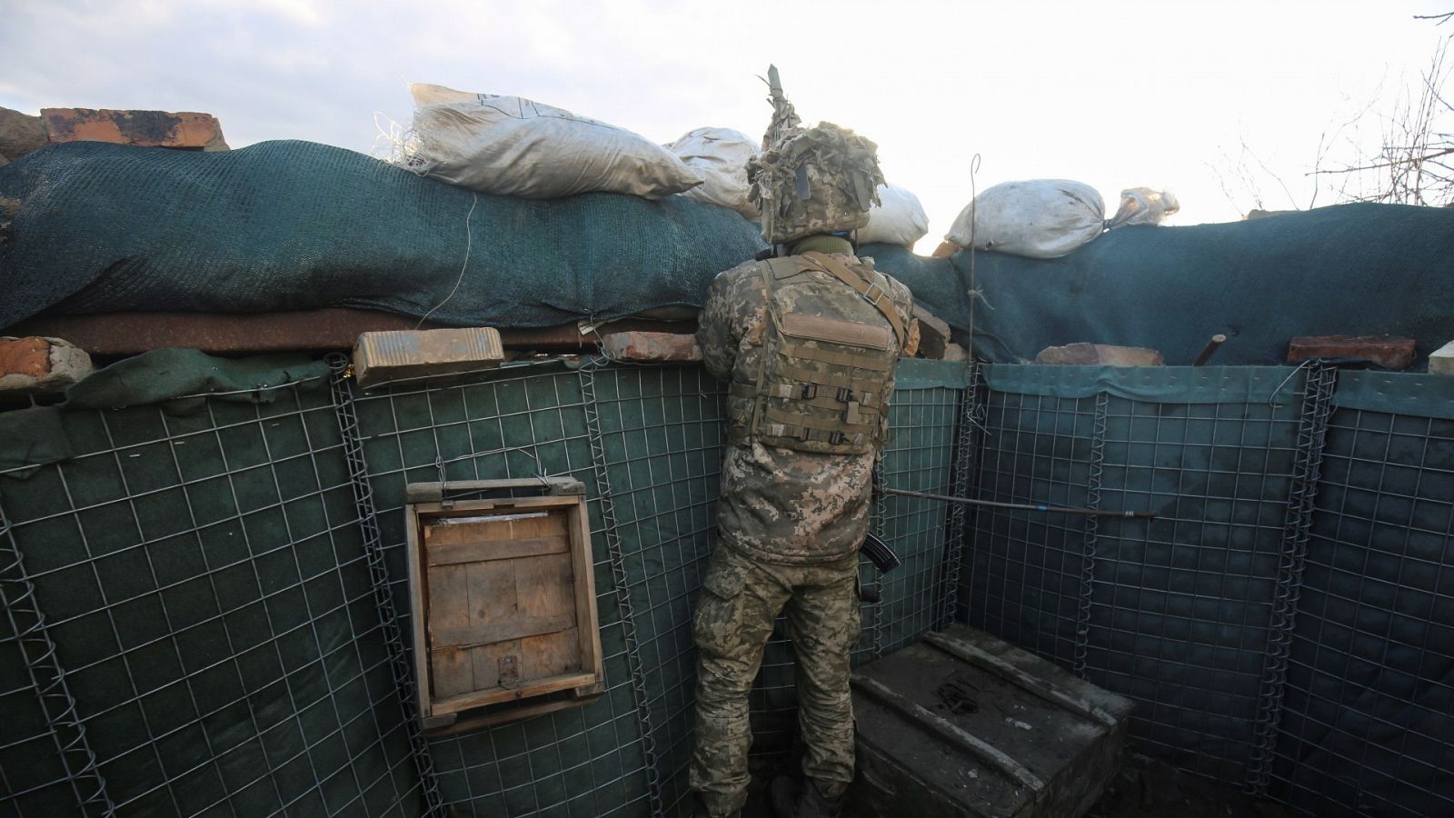 Imagen de un soldado ucraniano en una trinchera en el Donbás