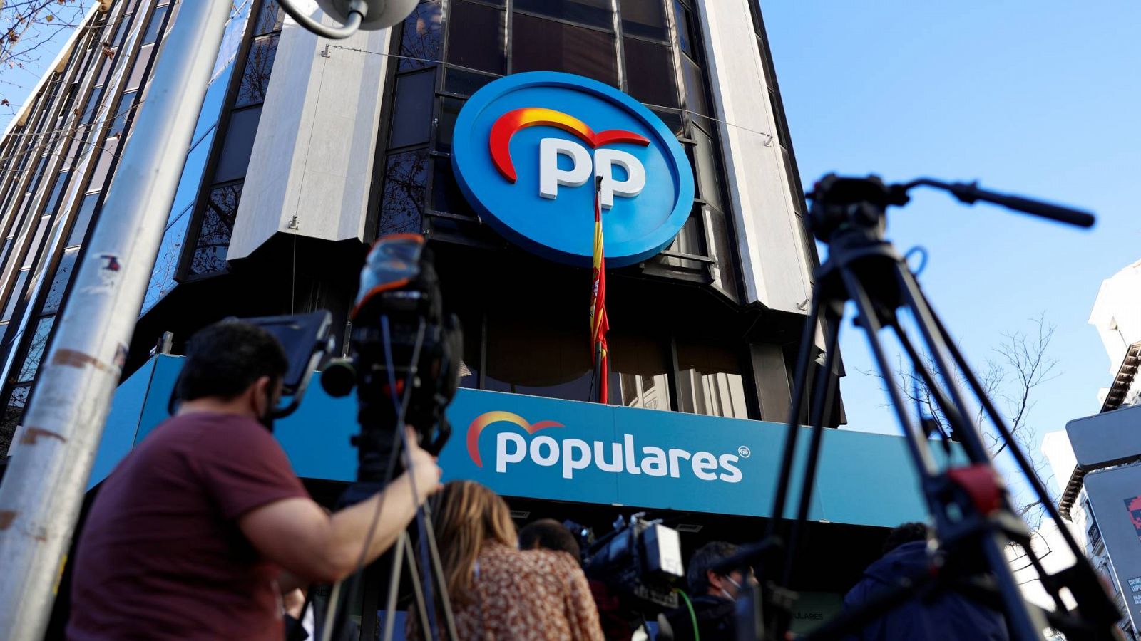Varios periodisas a las puertas de la sede del PP, en la calle Génova de Madrid