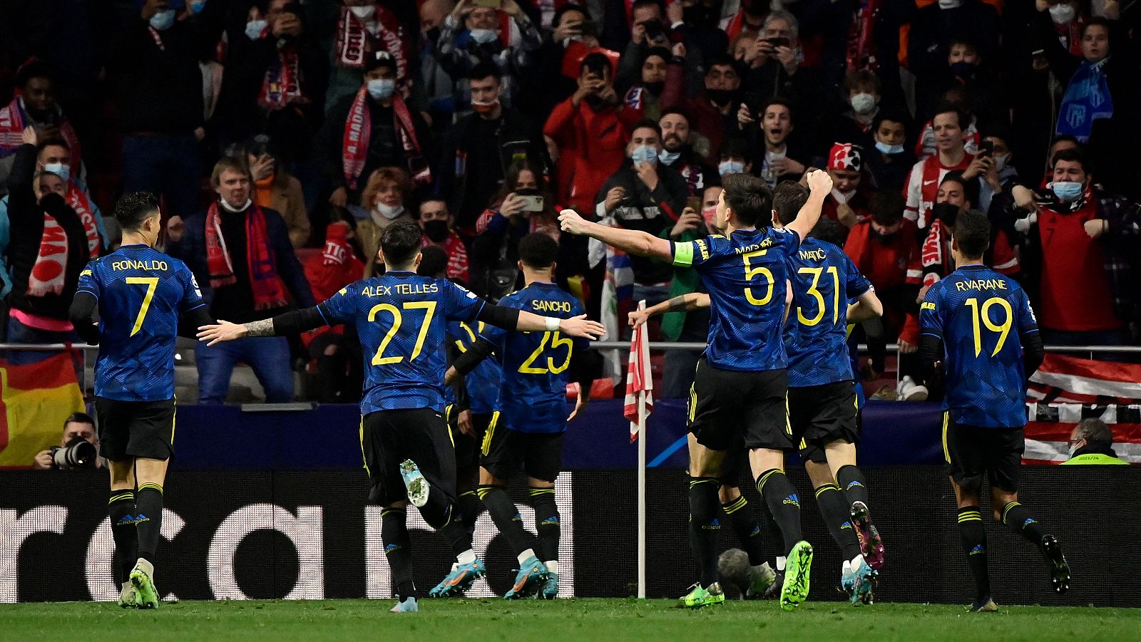 Los jugadores del Manchester United celebran el gol de Elanga, que significaba el empate en el Wanda Metropolitano.