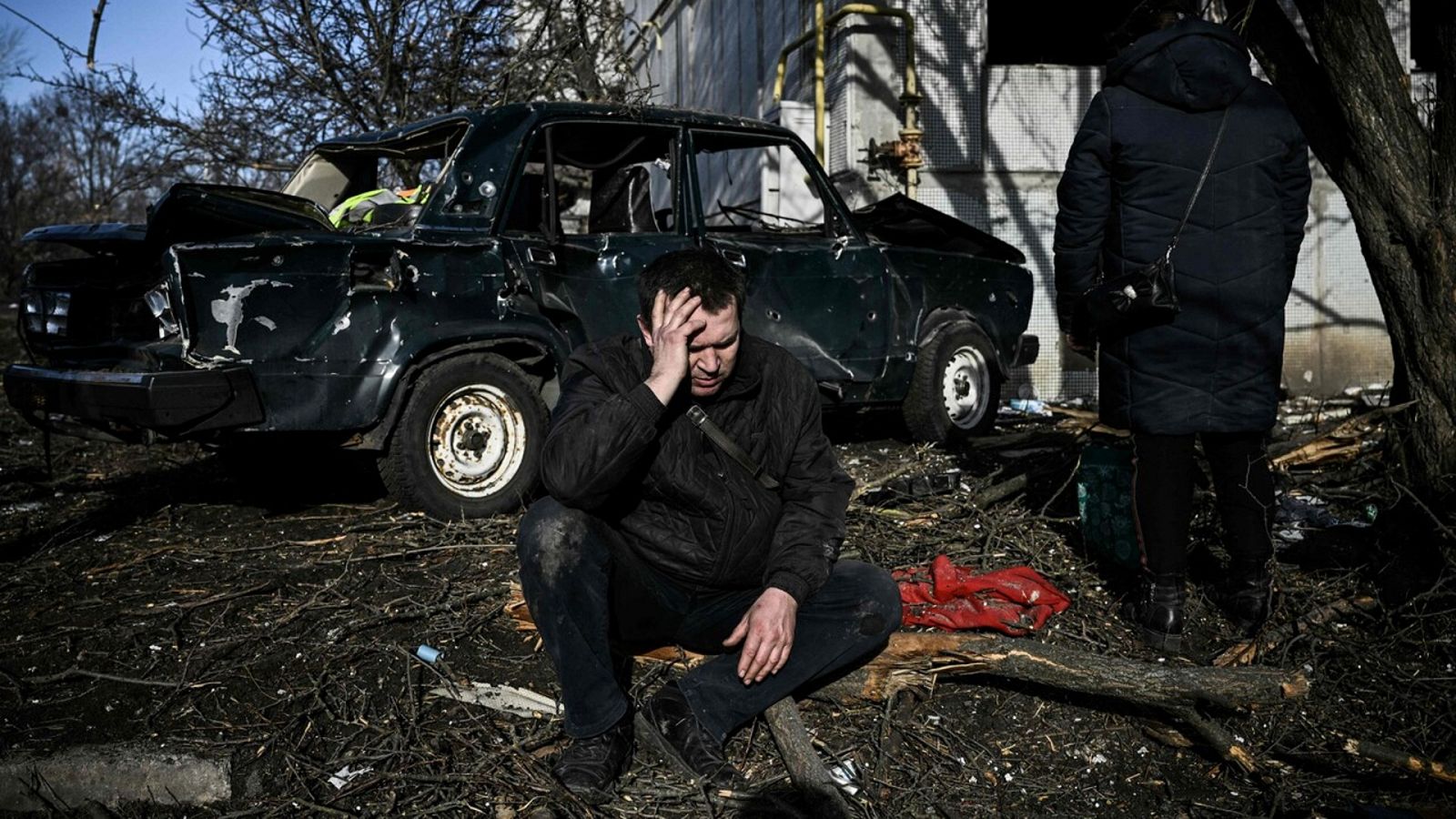 Un hombre se lamenta tras el bombardeo de su vivienda por las fuerzas rusas en Chuguiv, Ucrania. Foto: Aris Messinis / AFP