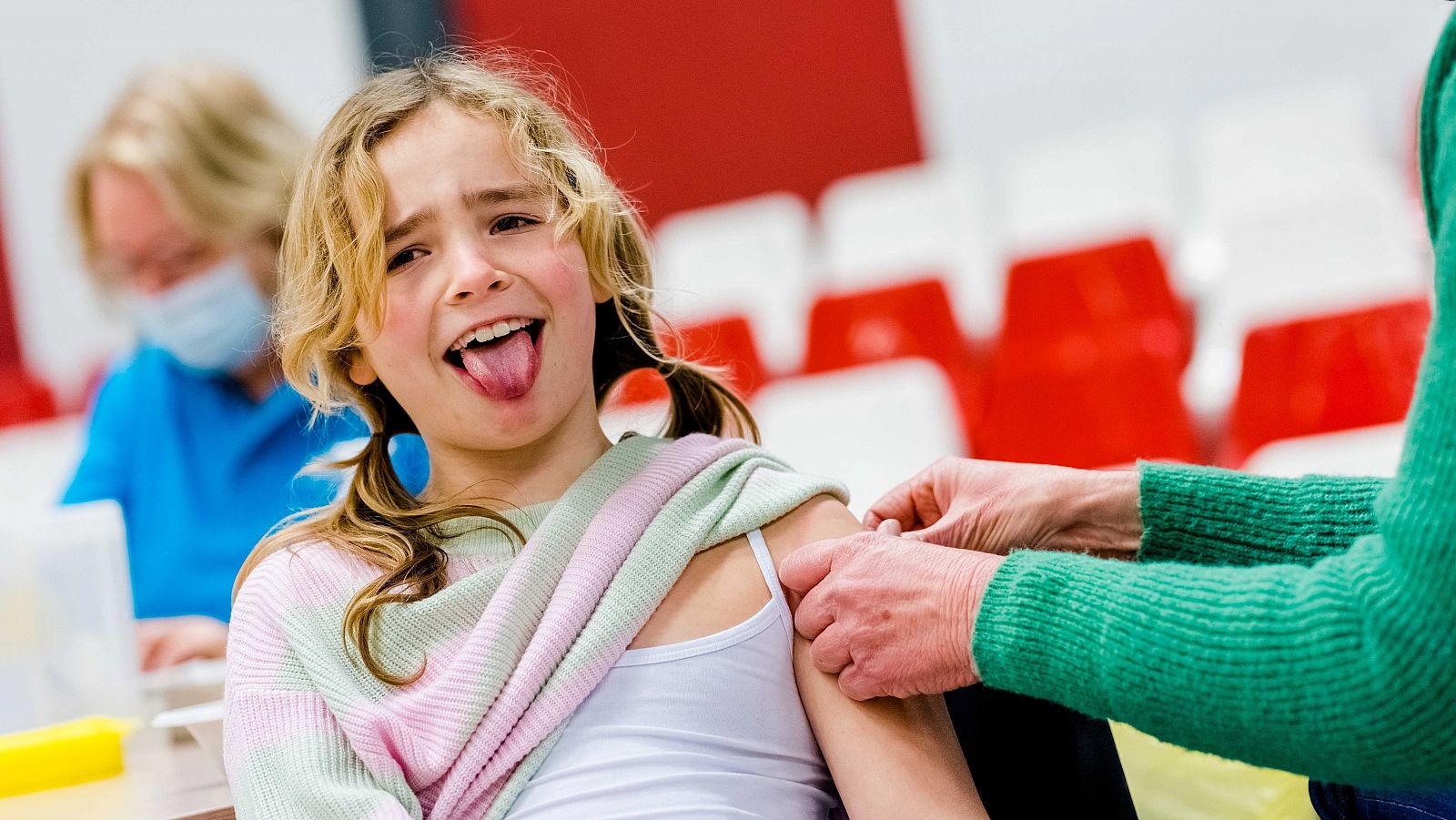 Una niña recibe una dosis de vacuna en Dordrecht, Países Bajos.