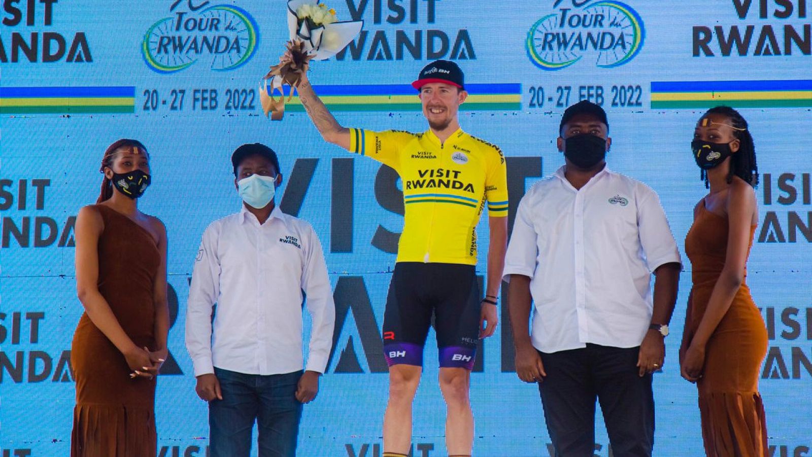Ángel Madrazo, en el podio con el maillot amarillo de líder del Tour de Ruanda