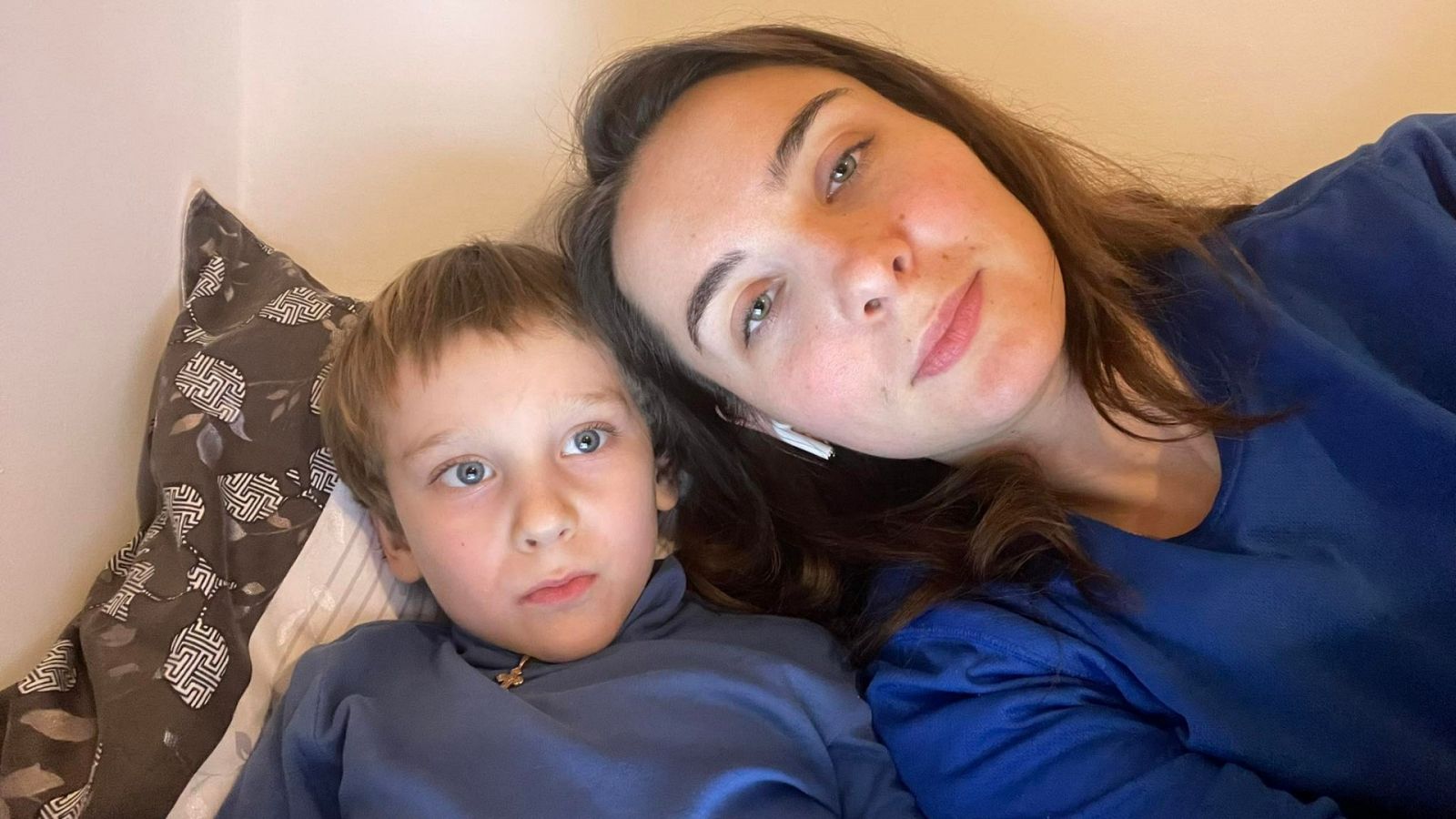 Iryna con su hijo descansan en la casa de la familia que les ha acogido en Polonia