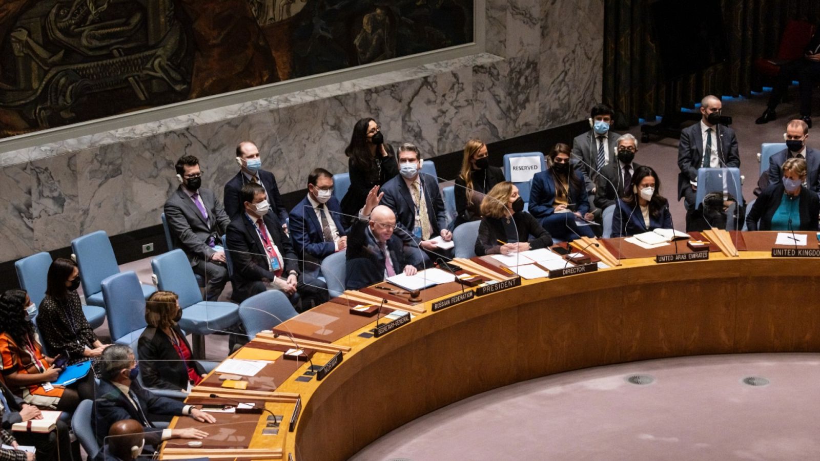 Una imagen del embajador ruso vetando en el Consejo de Seguridad de la ONU una resolución de condena a la invasión de Ucrania.