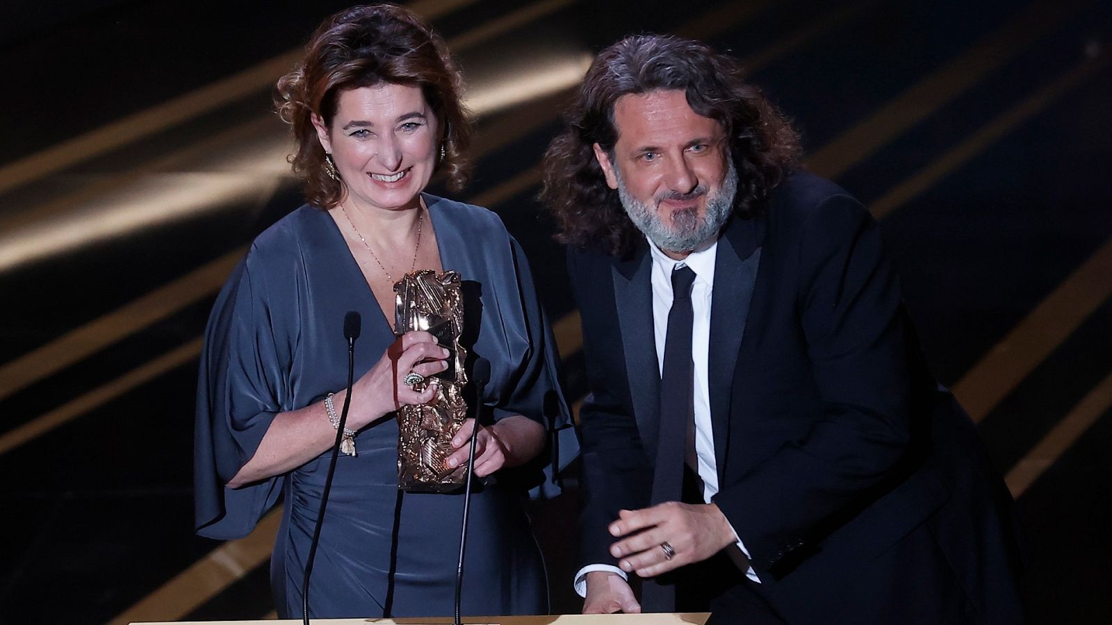 Olivier Delbosc y Sidonie Dumas reciben en nombre de Xavier Giannoli el César a mejor película para 'Las ilusiones perdidas'