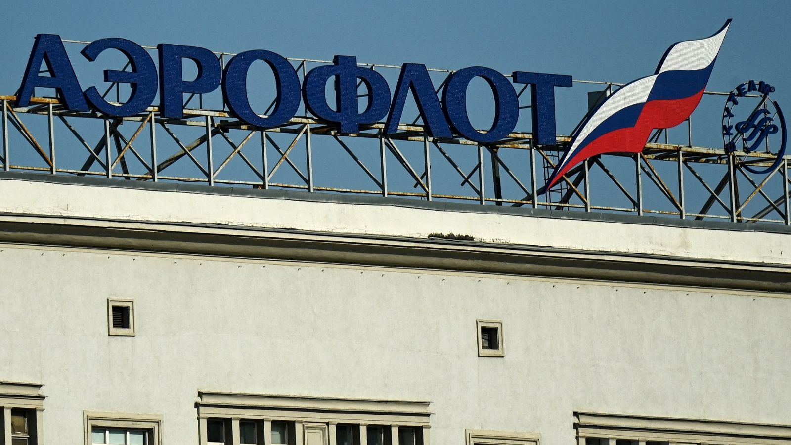 Logo de la aerolínea rusa Aeroflot en un edificio en el centro de Moscú
