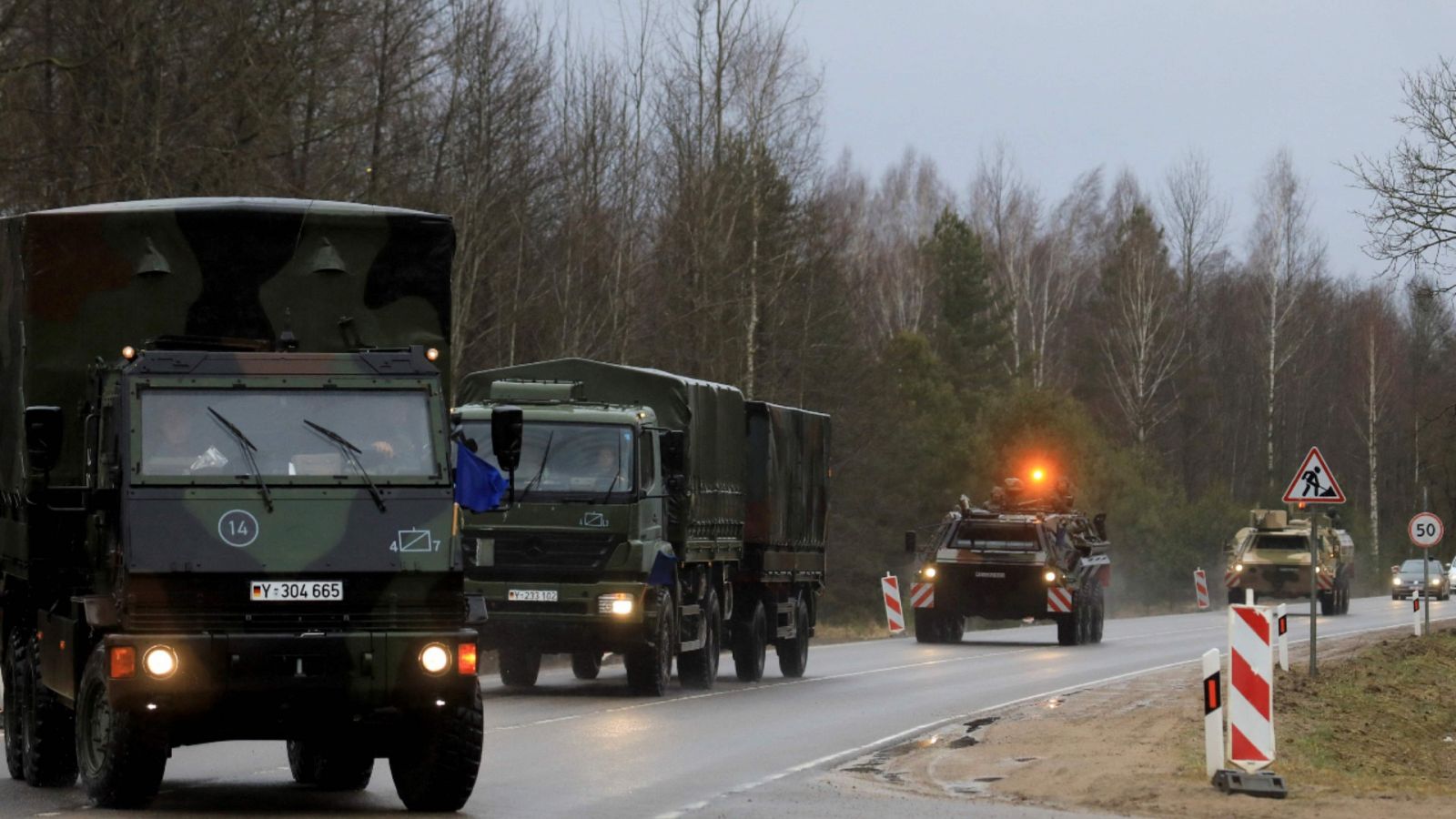 Imagen de un convoy de camiones y vehículos blindados de las fuerzas armadas alemanas.