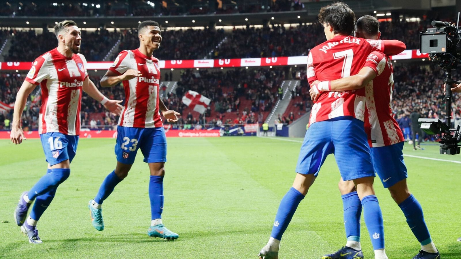 Los jugadores del Atlético de Madrid celebran uno de los goles al Celta de Vigo.