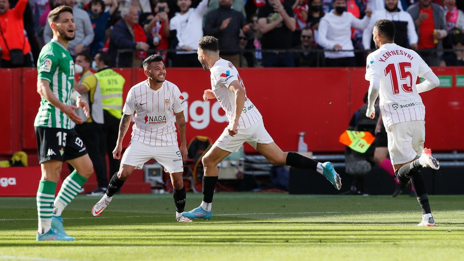 Los jugadores del Sevilla celebran uno de los goles al Betis