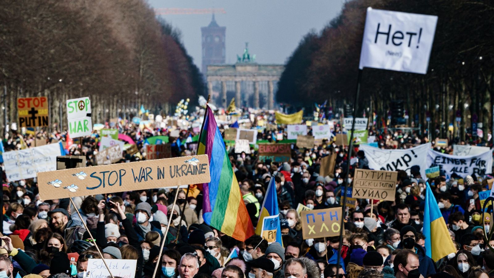 Manifestación multitudinaria en Berlín frente a la Puerta de Brandemburgo en contra de la guerra