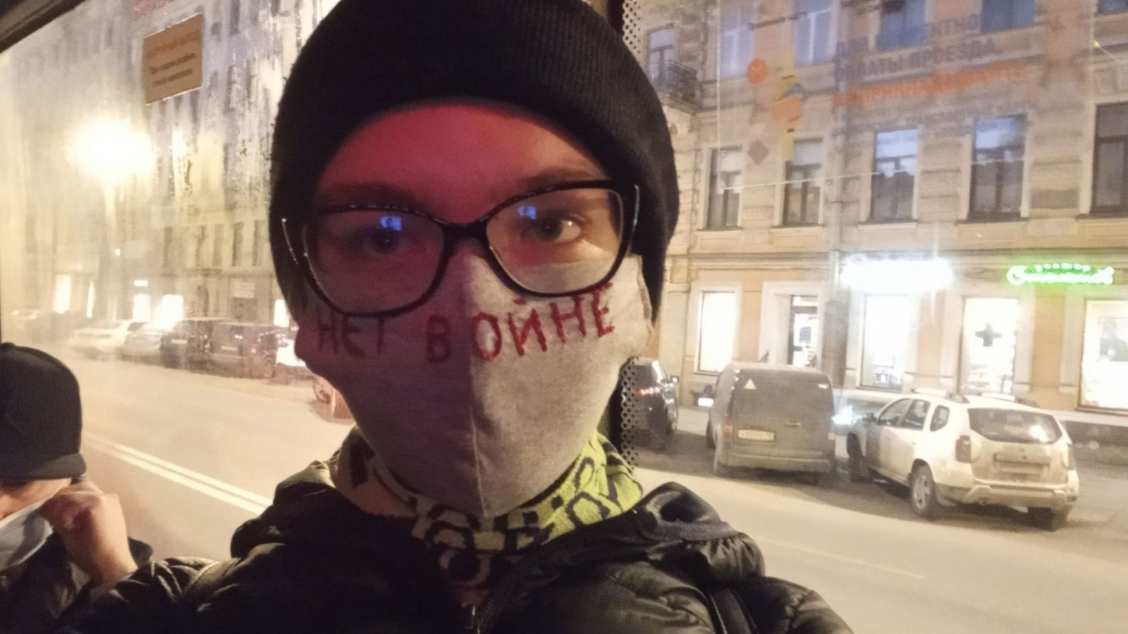 Alena, una joven rusa que lleva una mascarilla con "no a la guerra"