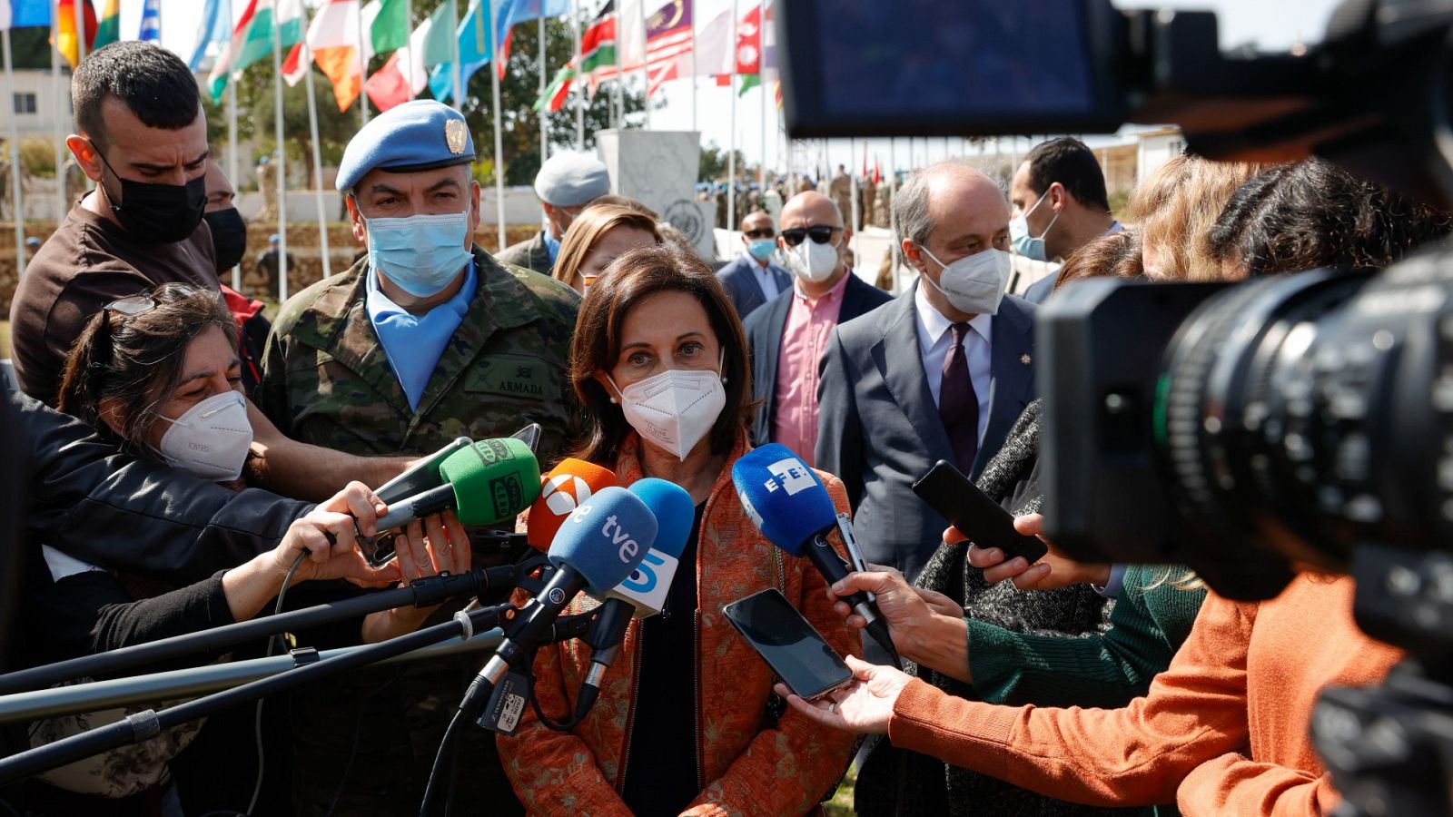 La ministra de Defensa, Margarita Robles, hace declaraciones a los medios en el Líbano