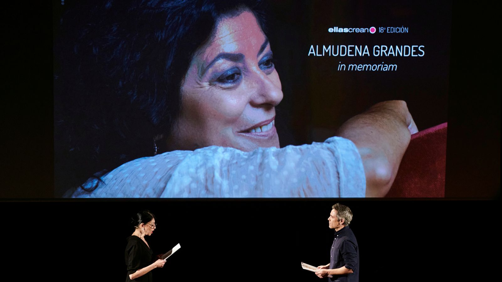  Los actores Mónica Bardem y Unax Ugalde recitando durante la presentación del festival 'Ellas Crean'
