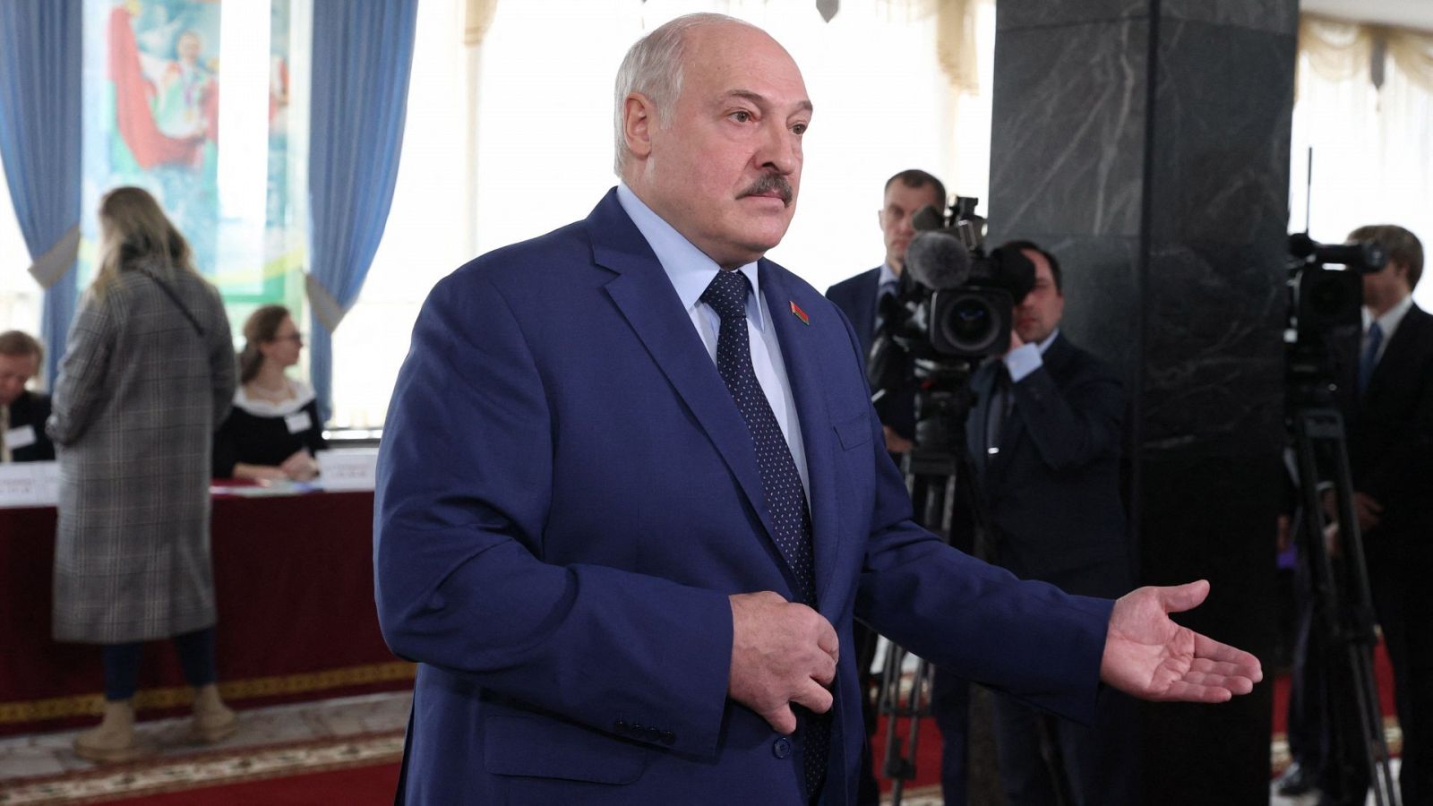 El presidente de Bielorusia, Alexandr Lukashenko, se dirige a la prensa tras emitir su voto en el referendum constitucional celebrado el pasado domingo 