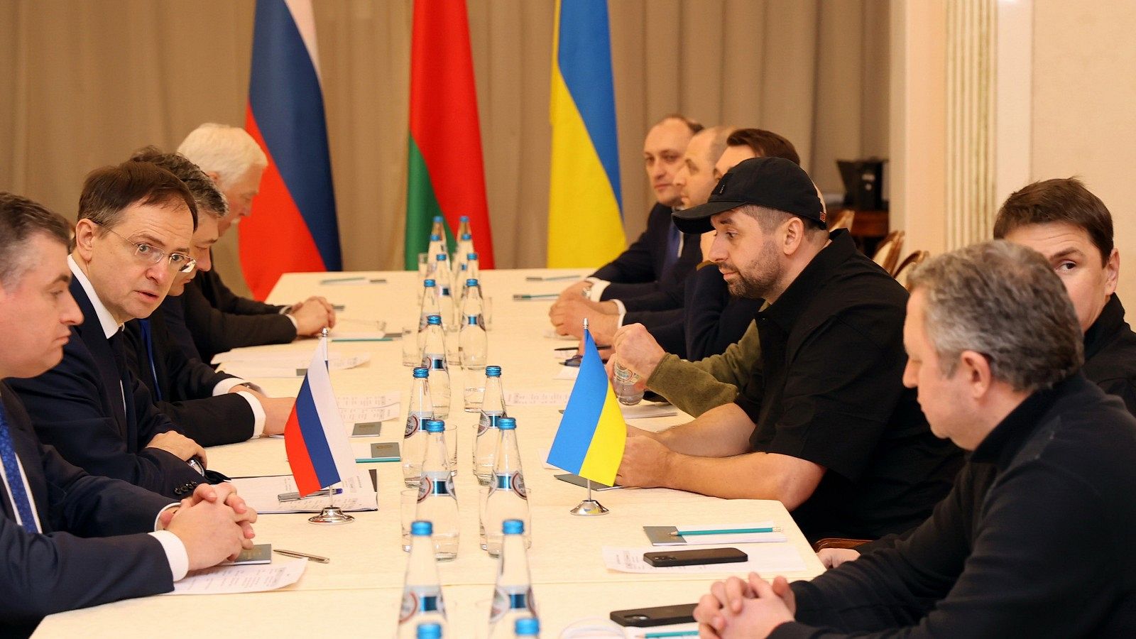 Miembros de las delegaciones de Ucrania y Rusia durante las negociaciones en Gómel, Bielorrusia