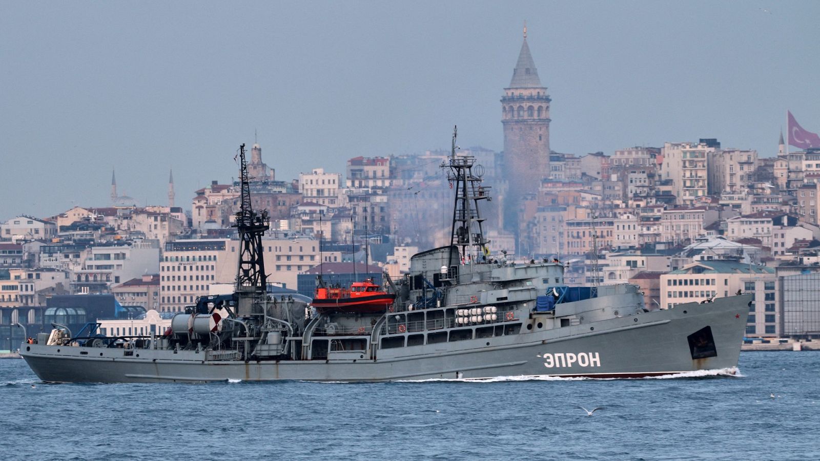 Imagen de un buque de guerra ruso en su paso por el Bósforo