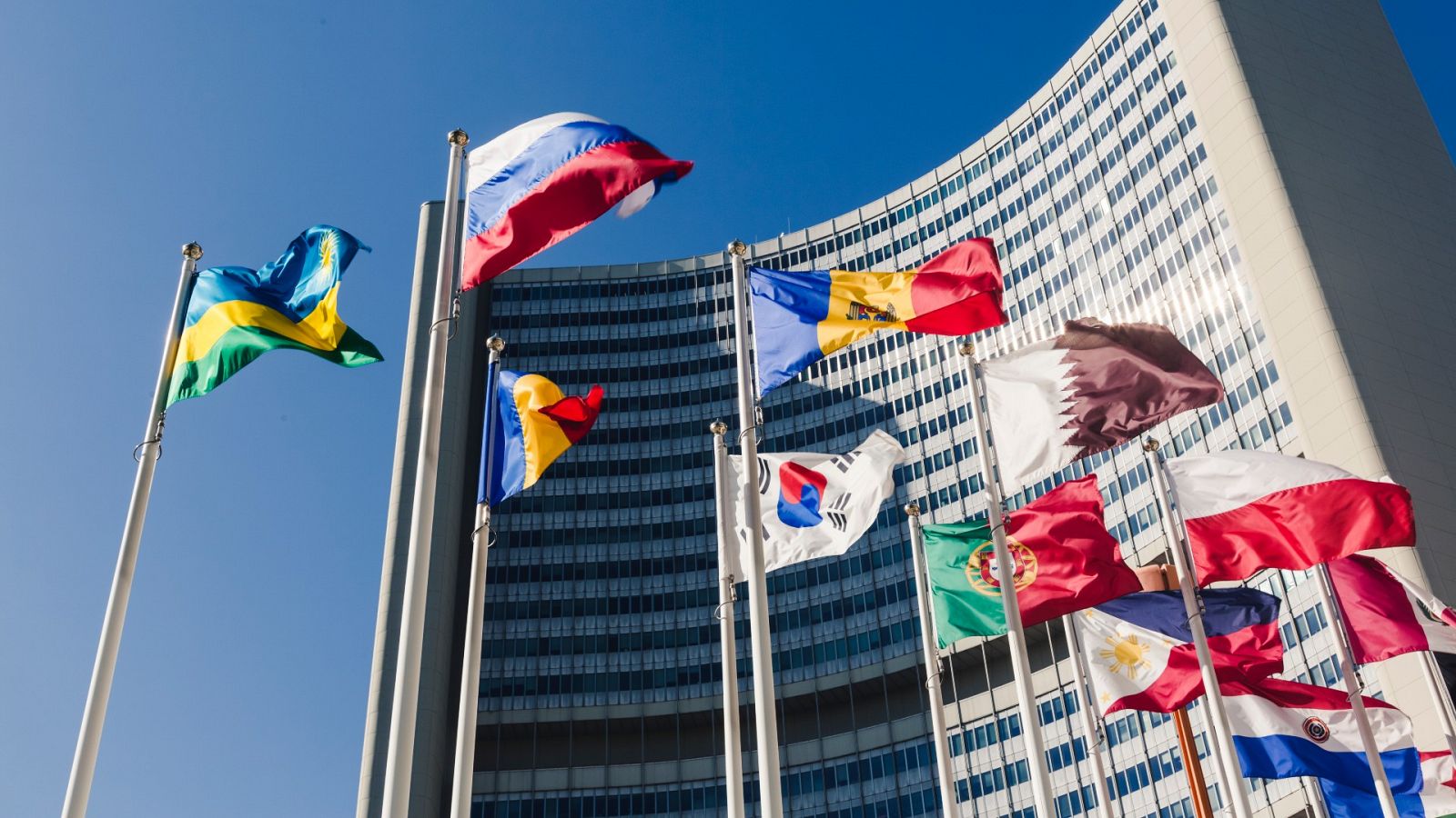 Banderas ondean en el exterior de la oficina de las Naciones Unidas en Viena