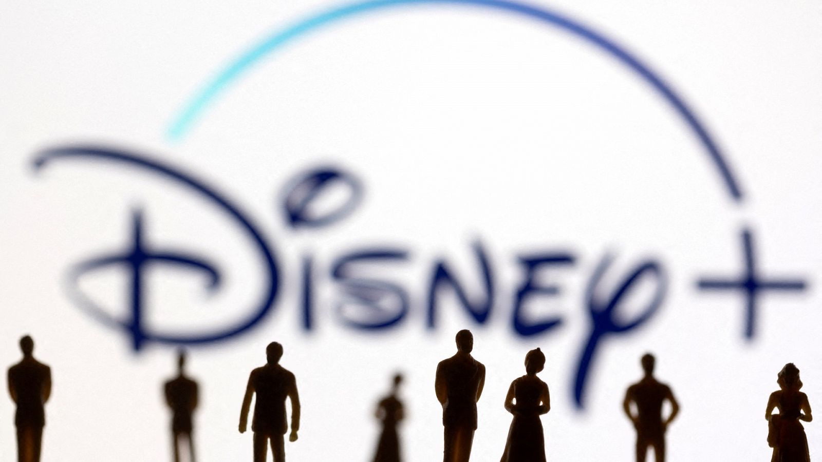 Figuras humanas frente al logo de Disney +