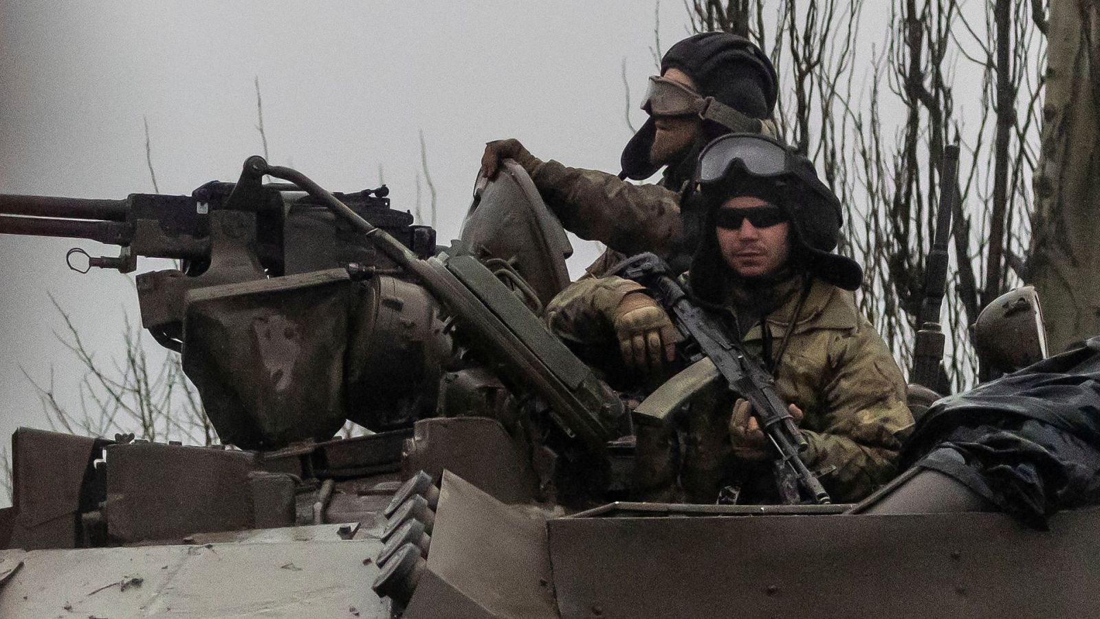 Tanques ucranianos entrando en la ciudad de Mariúpol después de que Putin autorizara la ofensiva sobre la localidad