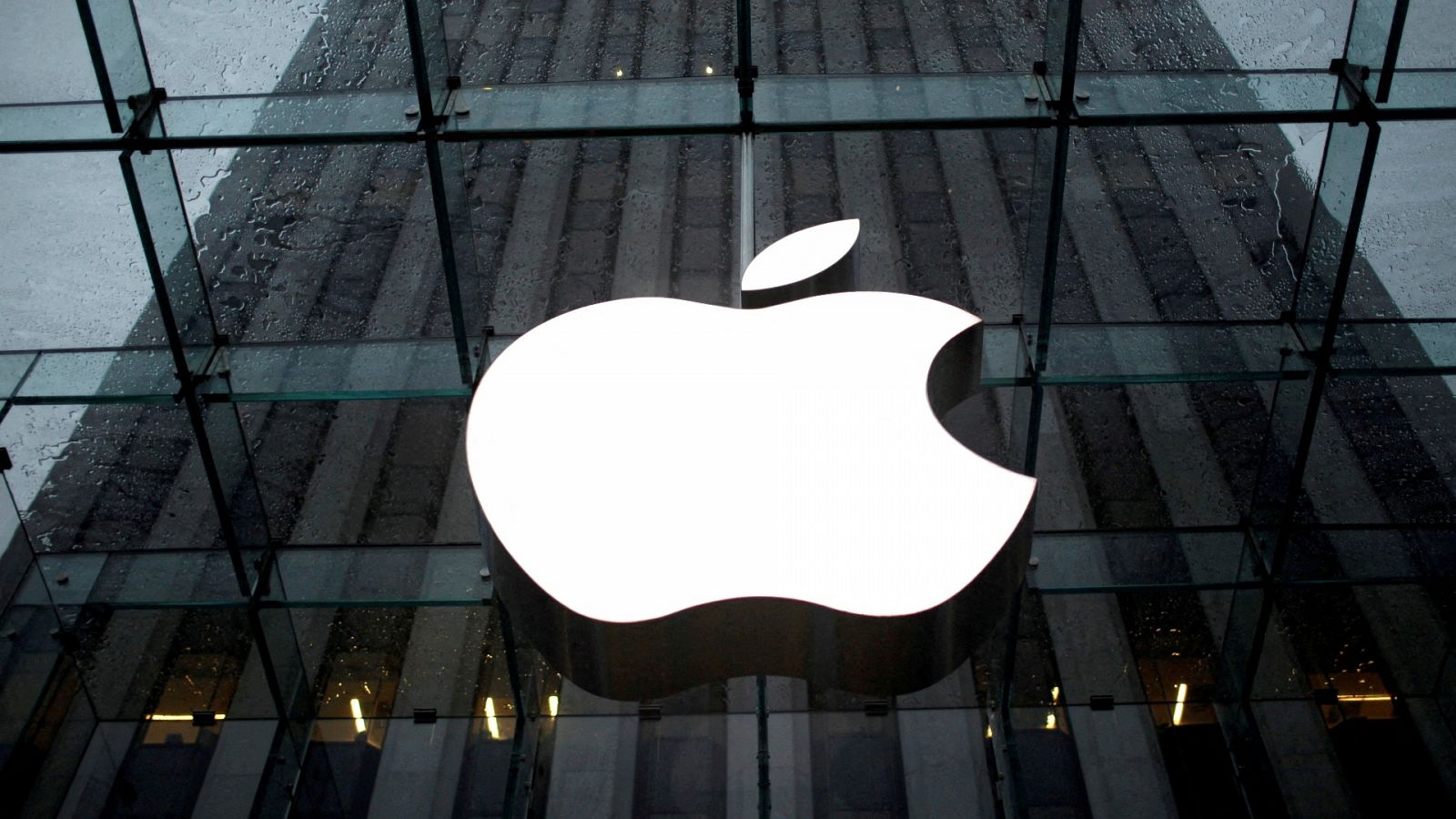 El logotipo de Apple en el vestíbulo de la tienda insignia de Nueva York