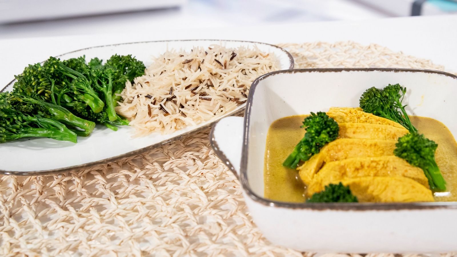 Curry de pollo y bimi con arroz salvaje