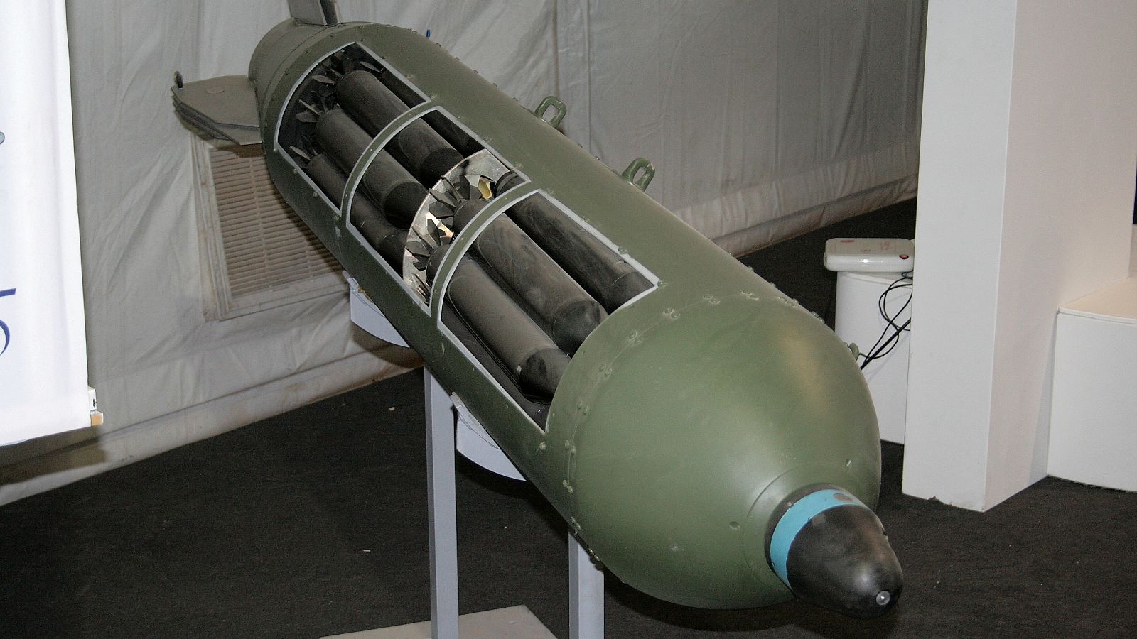 Imagen de una bomba de racimo, en la que se ven las submuniciones de su interior.