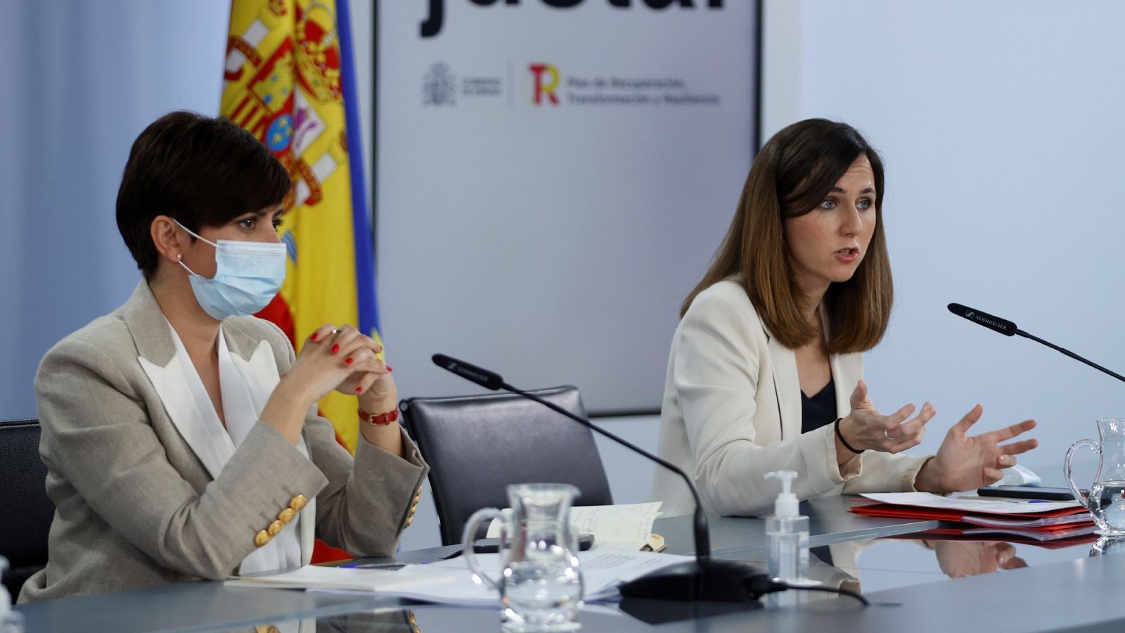 La ministra portavoz del Gobierno, Isabel Rodríguez (i) y la ministra de Derechos Sociales, Ione Belarra (d)