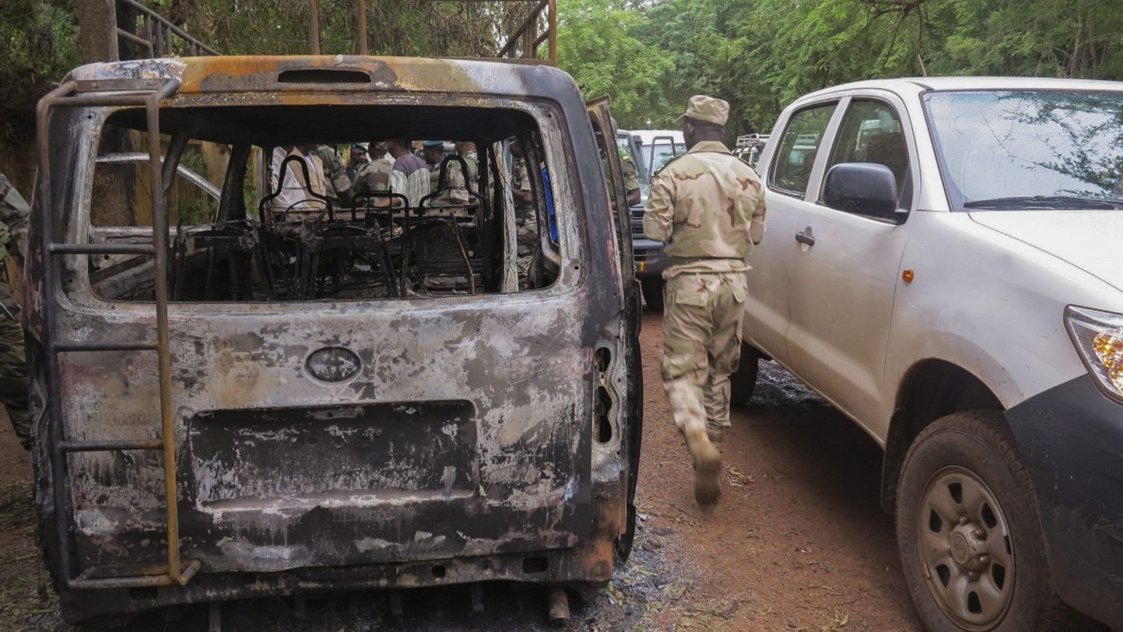 Imagen de archivo de un soldado maliense pasando junto a un vehículo calcinado.