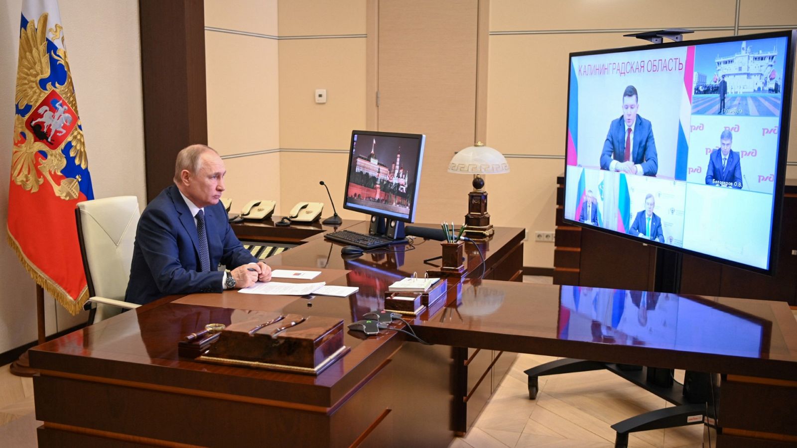 El presidente ruso, Vladímir Putin, atiende una videoconferencia desde su despacho.