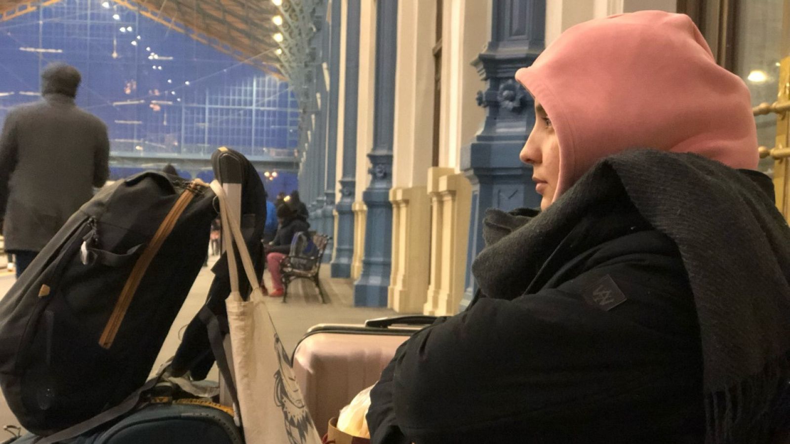 Hakima estudiante marroqui en la estación de Nygati tras huir de Járkov