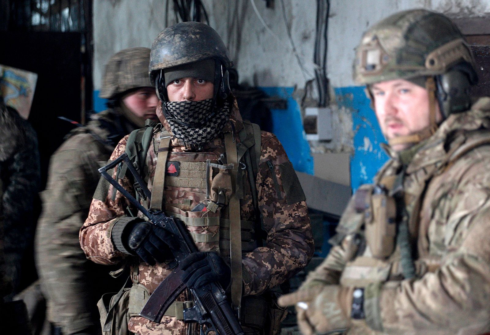 Militares de las Fuerzas Militares de Ucrania esperan el bombardeo en un refugio en una posición en la región de Lugansk