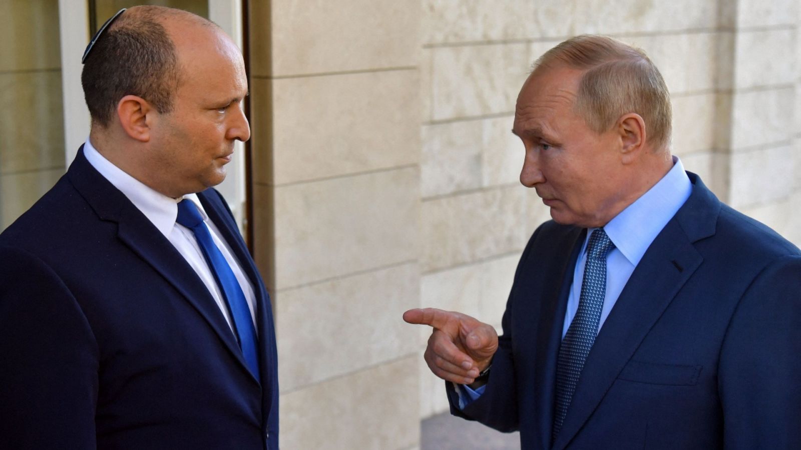 Imagen de archivo de un encuentro entre el primer ministro israelí, Naftali Benet (i), y el presidente de Rusia, Vladímir Putin.