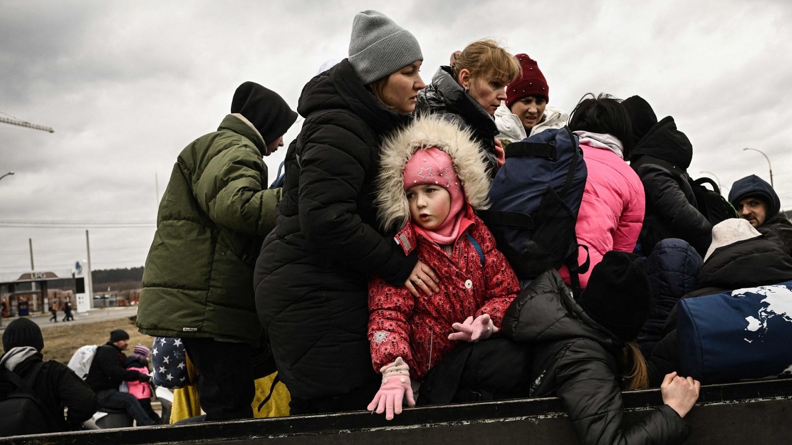 Un grupo de civiles huye de los bombardeos en Irpin, Kiev
