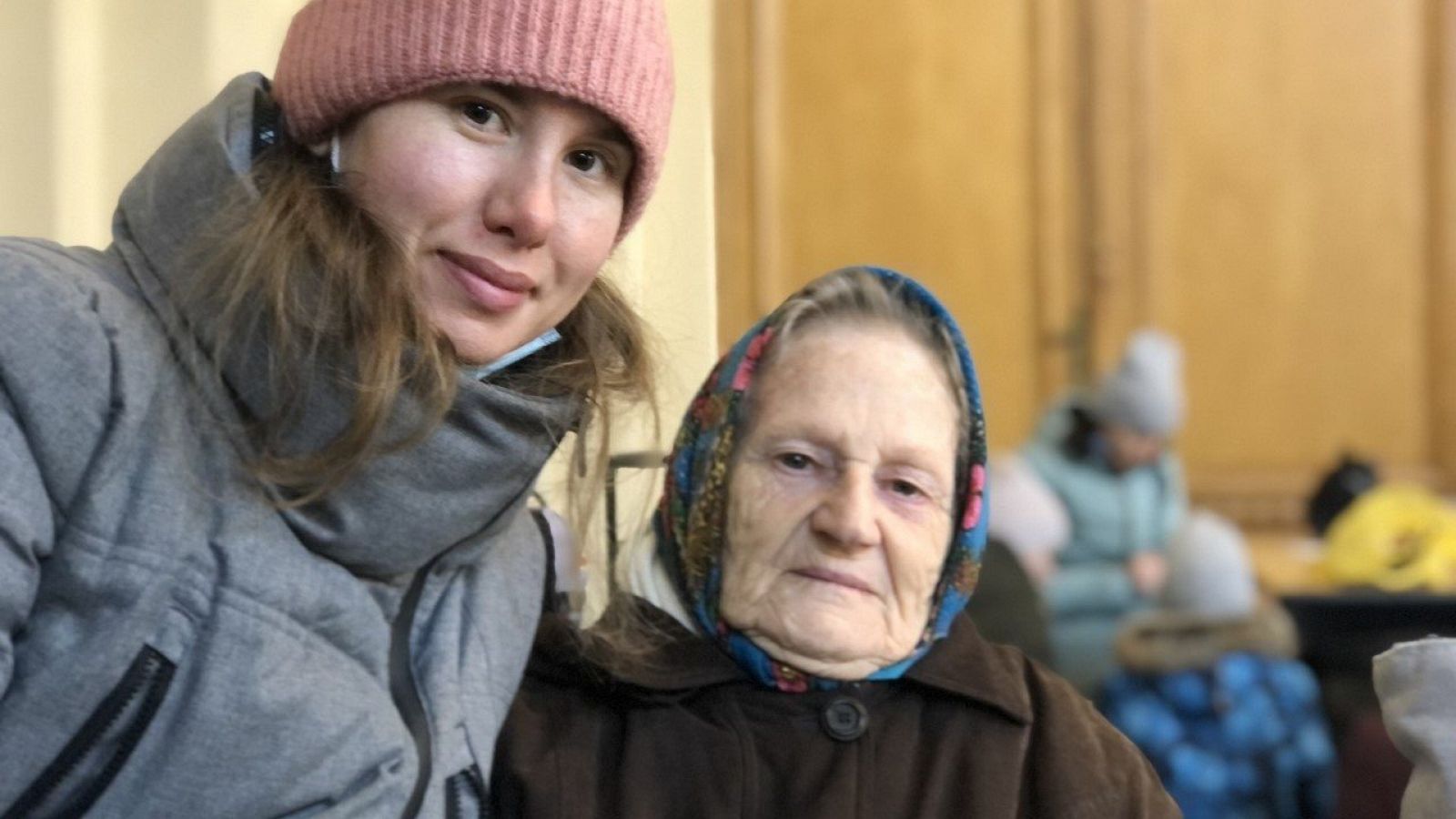 Valentina y su nieta en la estación de tren de Budapest en su huida de Ucrania tras la invasión de Rusia