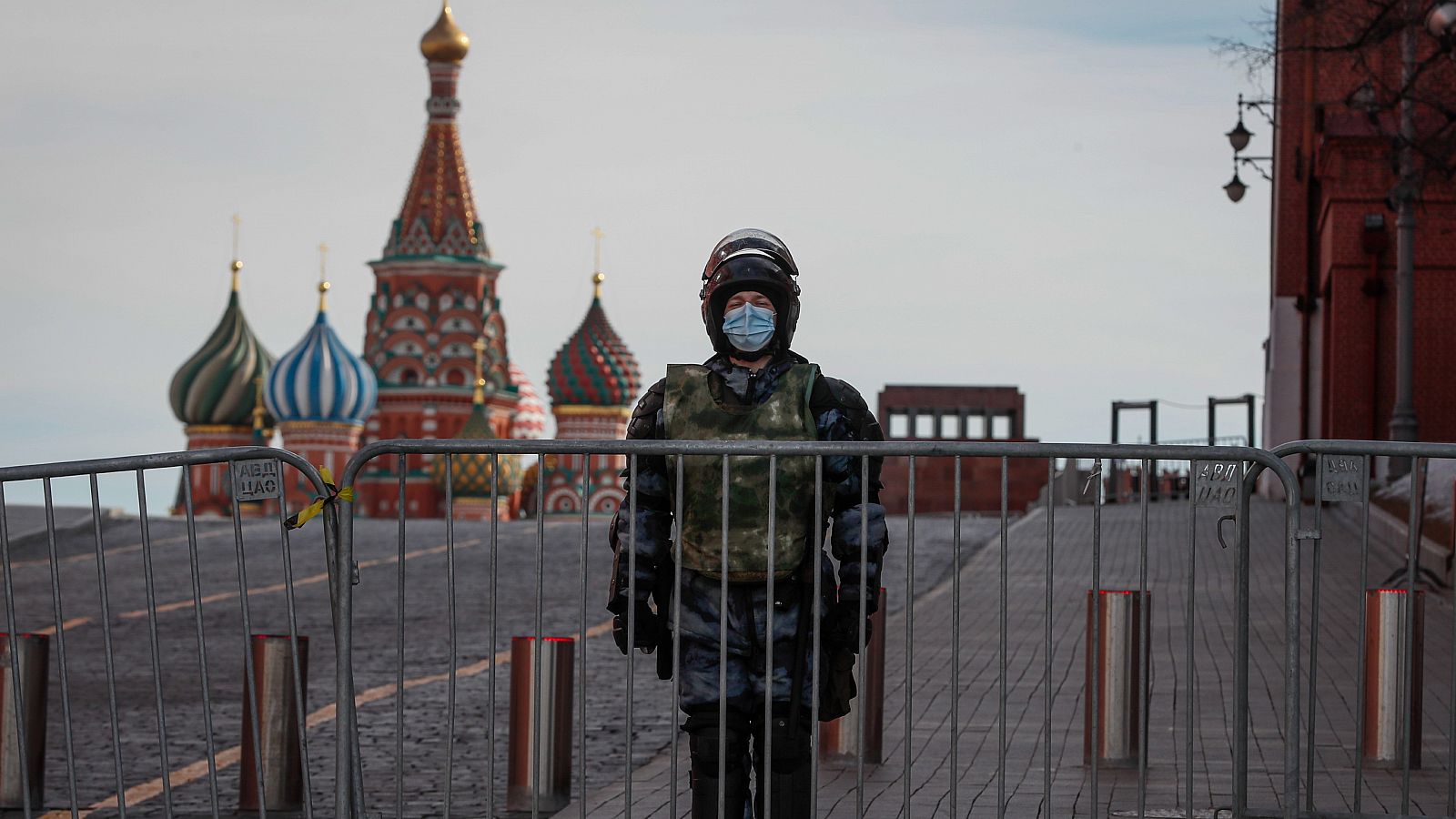 Un policía ruso, en el centro de Moscú.