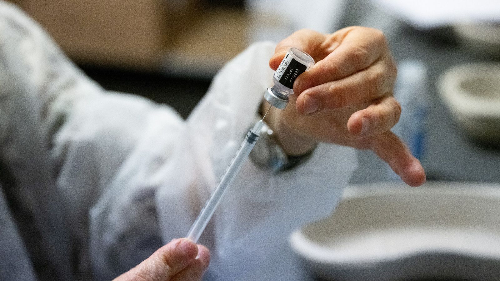 Una enfermera prepara una dosis de la vacuna contra el coronavirus en Burdeos, Francia