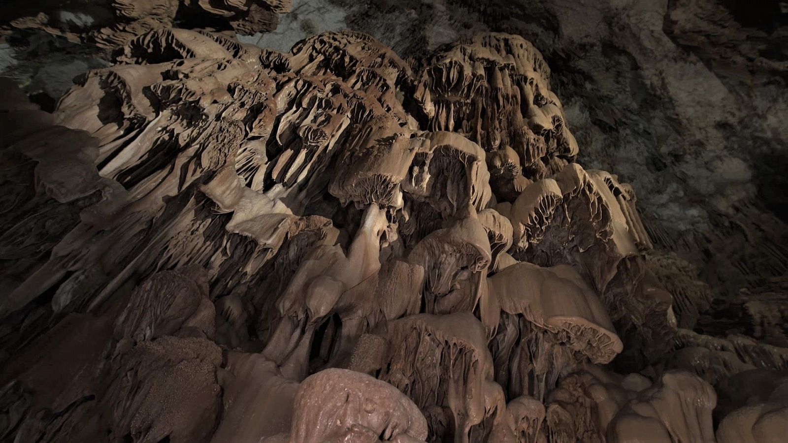 Interior de la gruta de Jeita