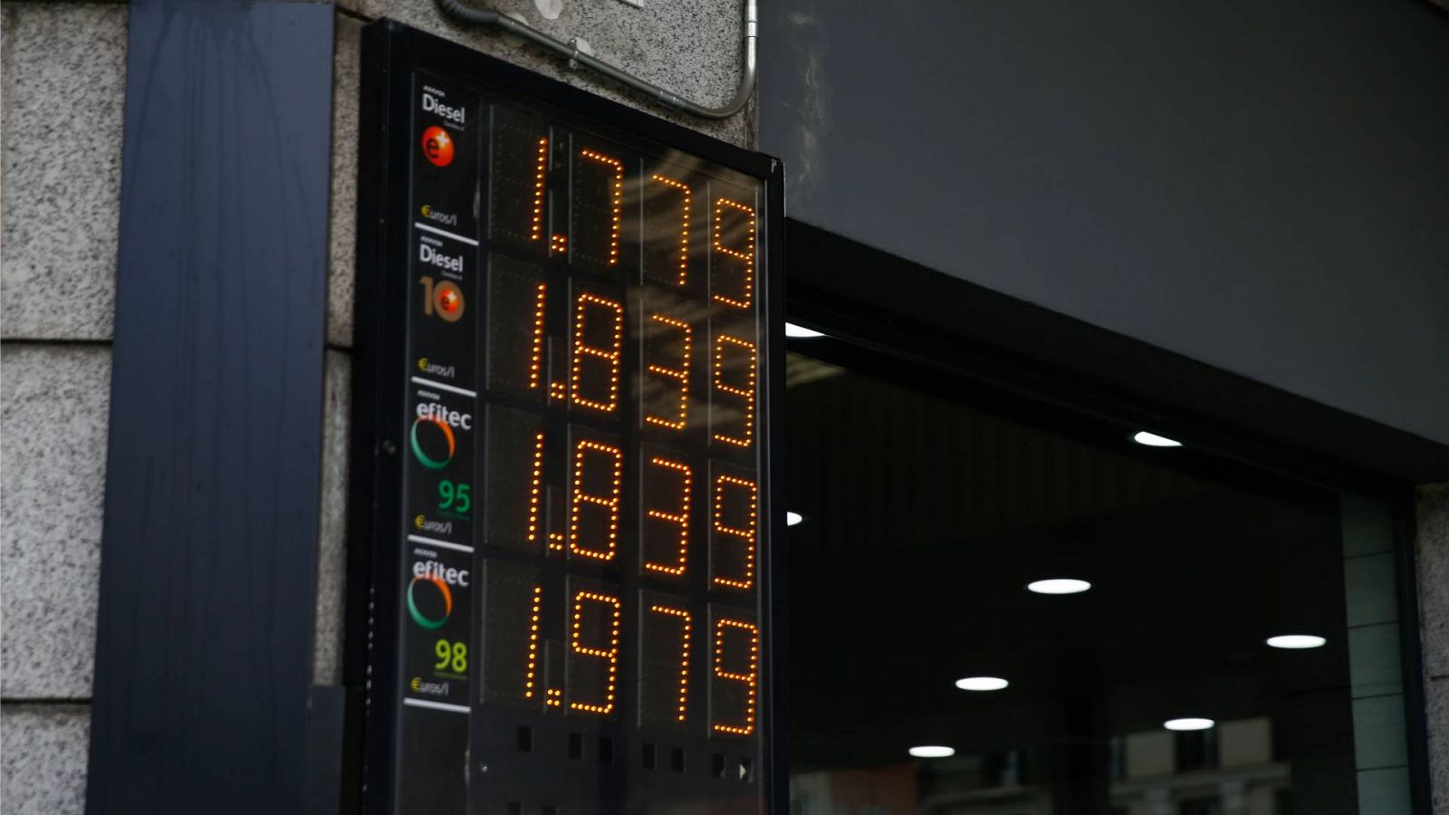 Un panel muestra el precio de los distintos combustibles en una gasolinera de Madrid