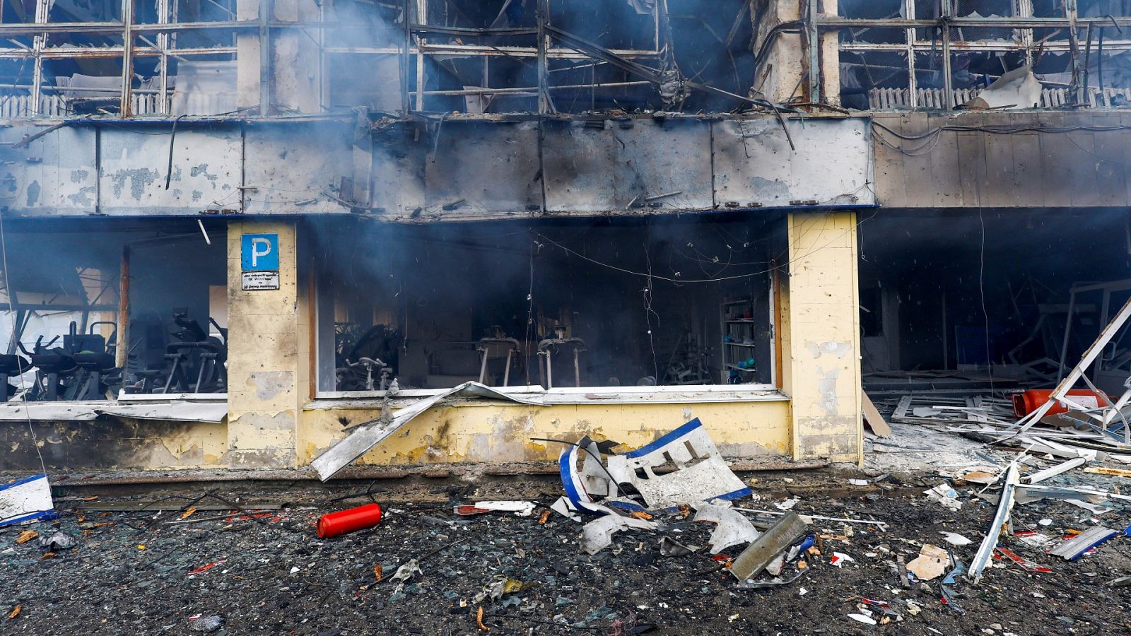 Un centro de fitnes quemado y en ruinas tras un bombardeo en Kiev, Ucrania