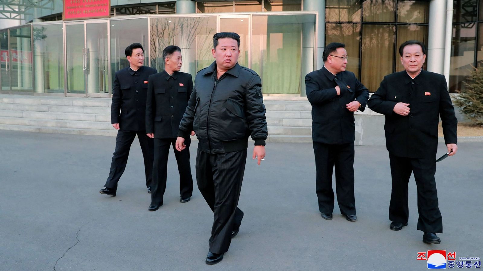 El líder norcoreano Kim Jong-un (C) inspecciona la Administración Nacional de Desarrollo Aeroespacial en Pyongyang