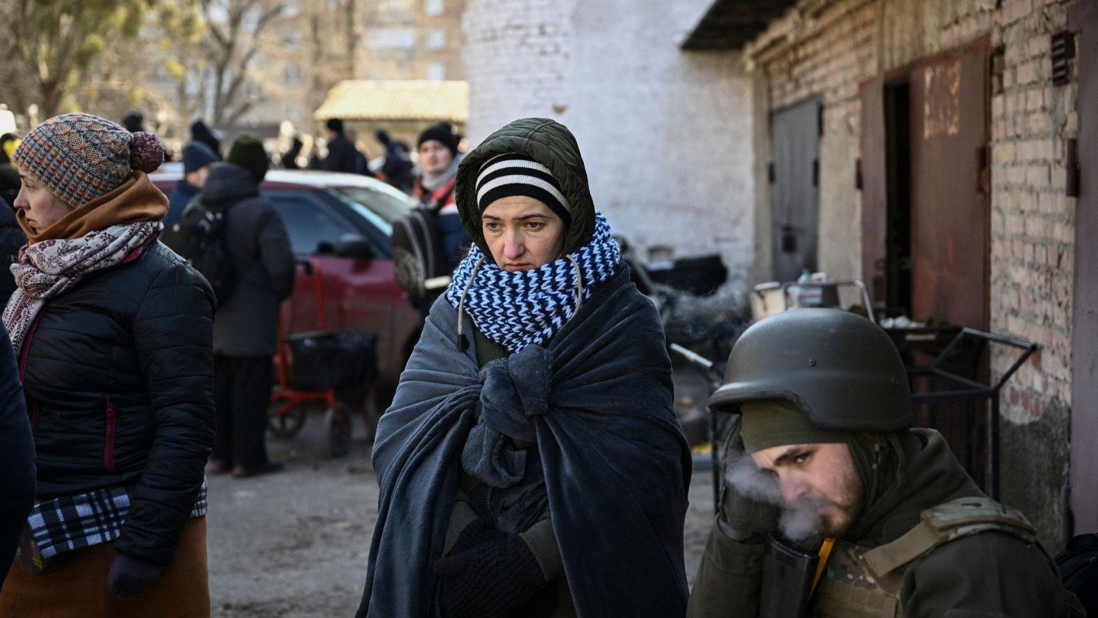 Residentes de Irpin, en el norte de Kiev, esperan para ser evacuados, el jueves, 10 de marzo