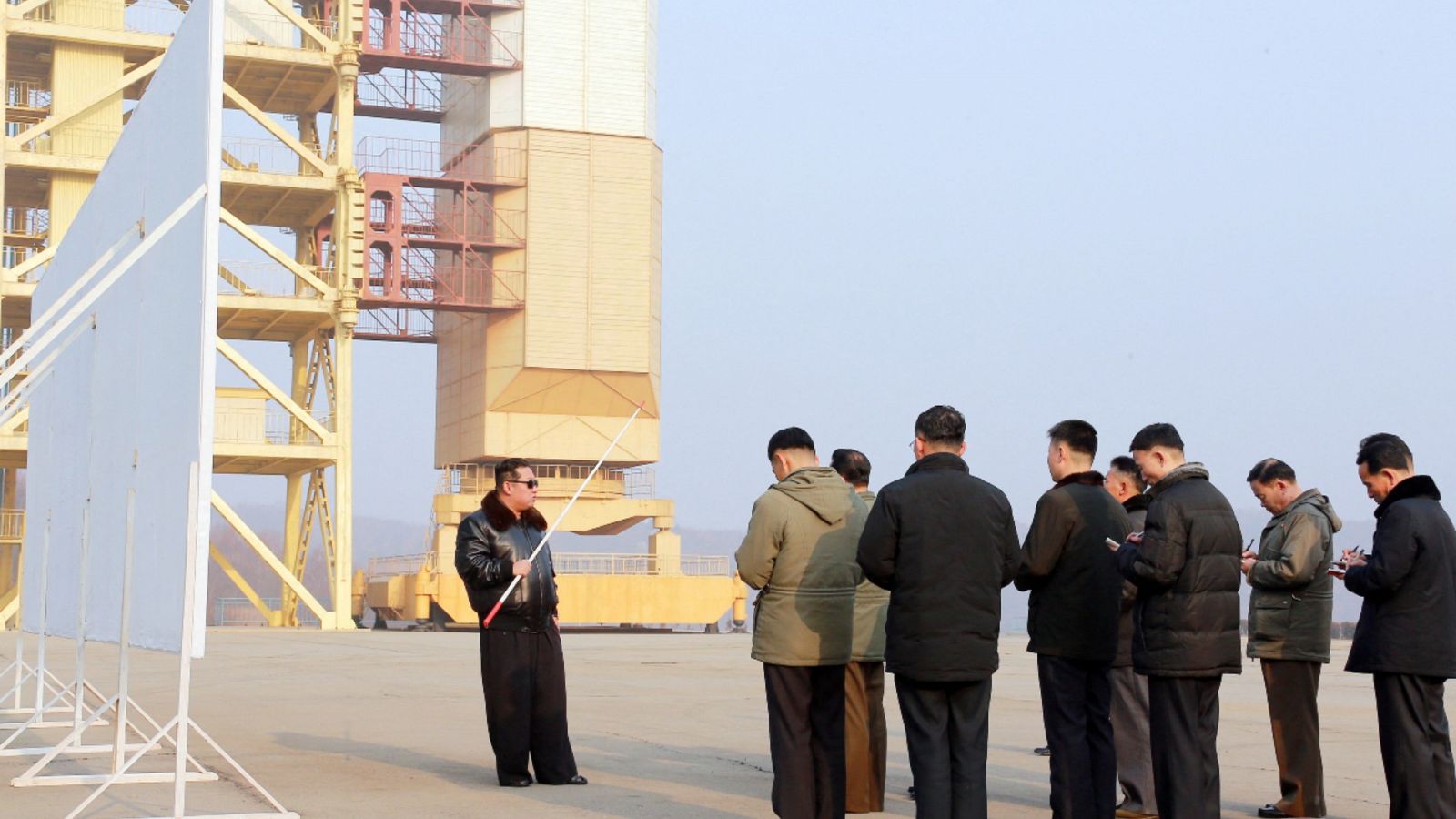 Una imagen del líder norcoreano, Kim Jong-un (i), durante su visita a la base de lanzamientos espaciales de Sohae (noroeste del país).