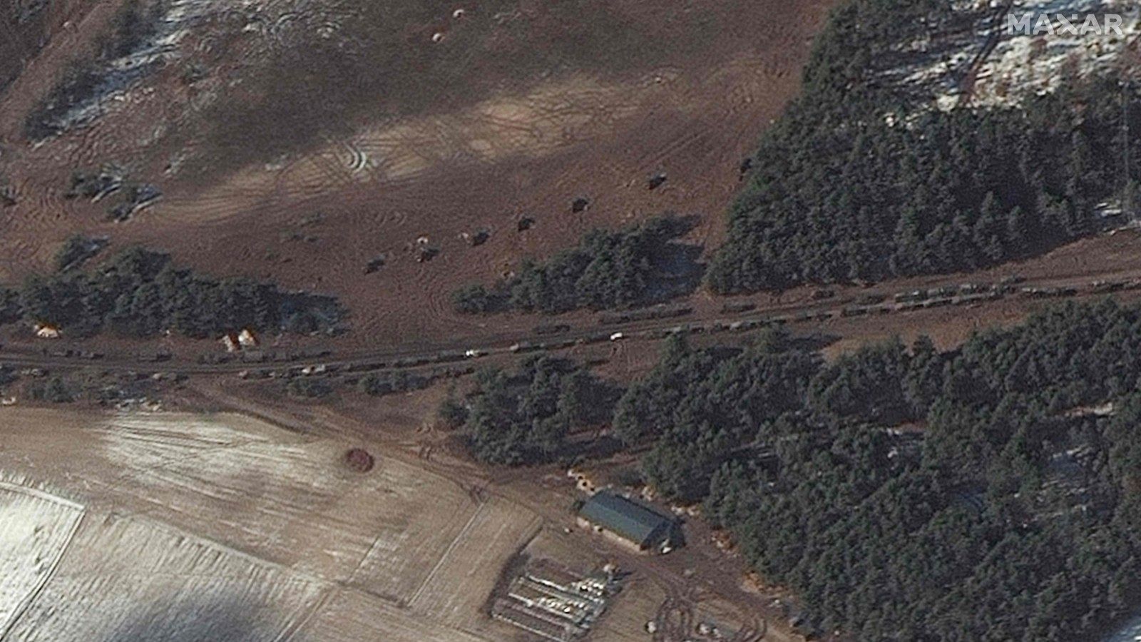 Imagen tomada por satélite por Maxar que muestra camiones de reabastecimiento en Berestianka, al noroeste de Kiev, Ucrania