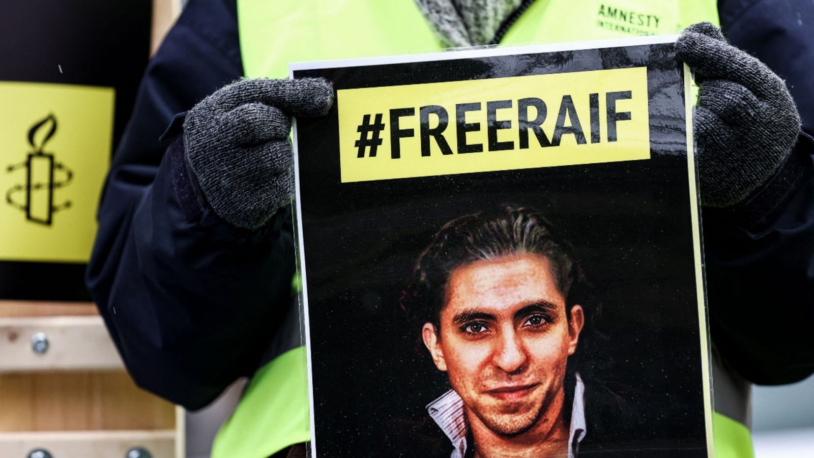 Imagen de archivo del 8 de enero de 2021 de un activista de la ONG de derechos humanos Amnistía Internacional sosteniendo un retrato de Raif Badawi frente a la embajada de Arabia Saudí en Bruselas.