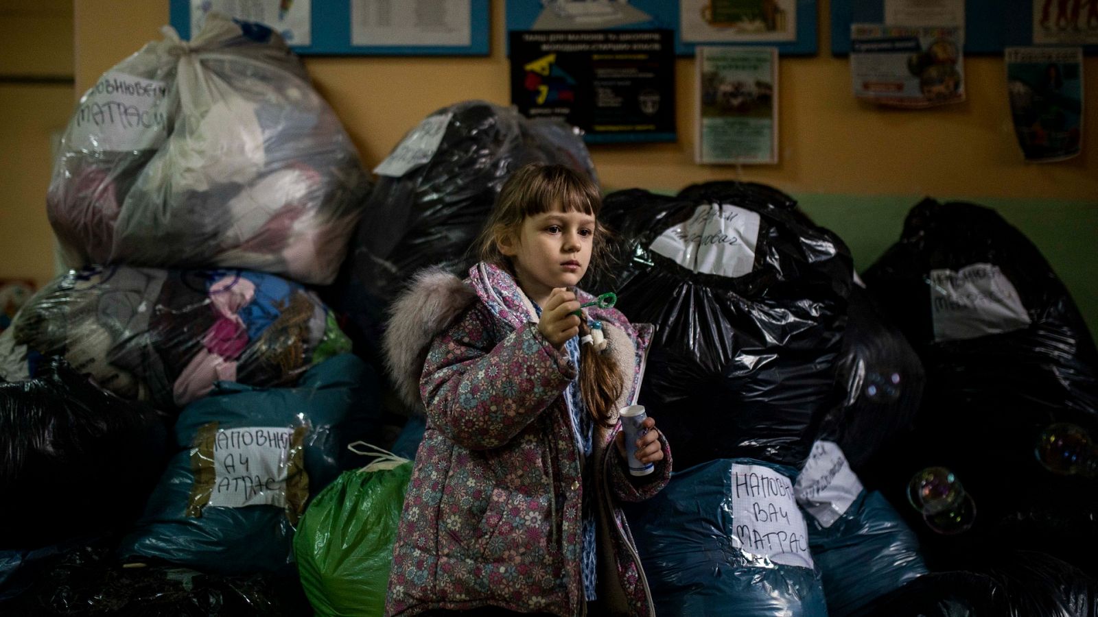 Una niña juega con las pompas de jabón en un colegio de Ivano-Frankivsk