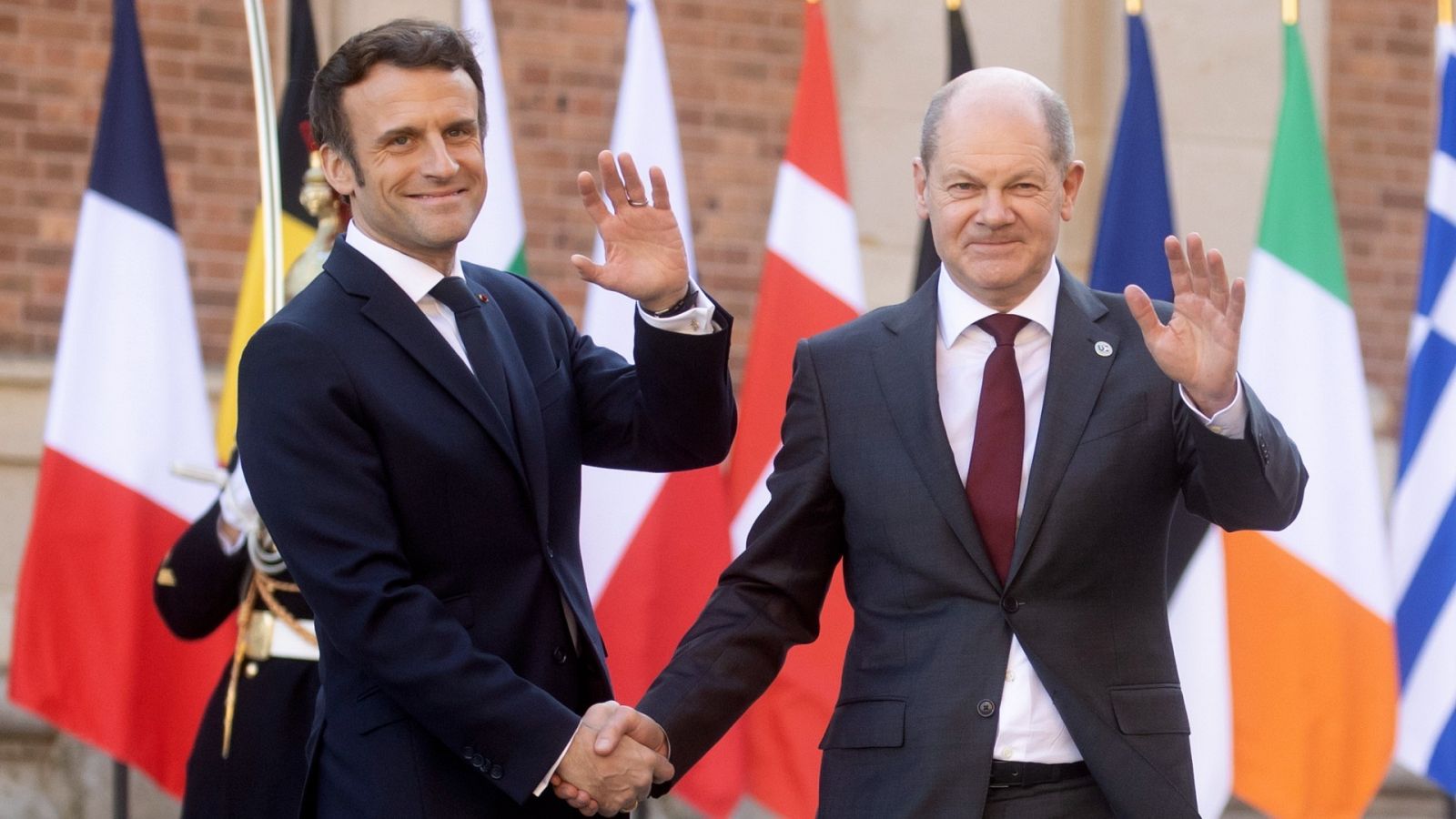 El presidente francés, Emmanuel Macron, saluda al canciller alemán, Olaf Scholz.