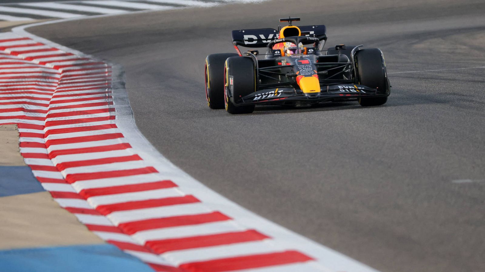 Max Verstappen (Red Bull), en el test de la F1 en el circuito de Sakhir
