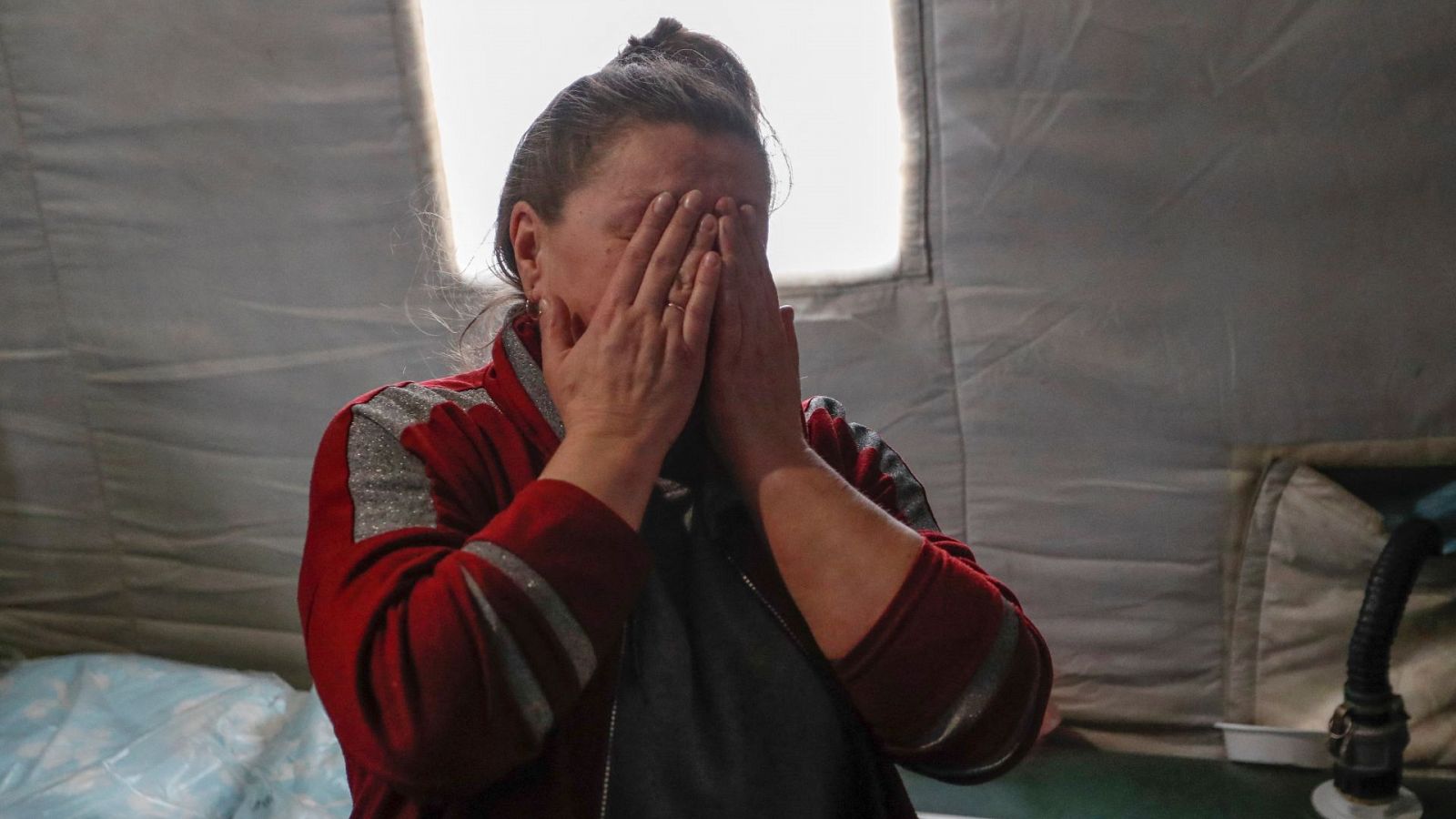 Una mujer llora en un campo de refugiados para evacuados del área de Mariúpol