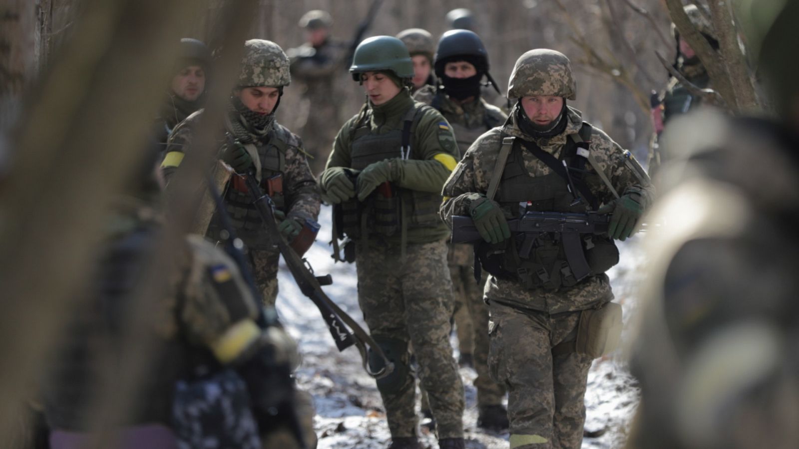 Imagen de un grupo de soldados ucranianos tomando posiciones cerca de Kiev.