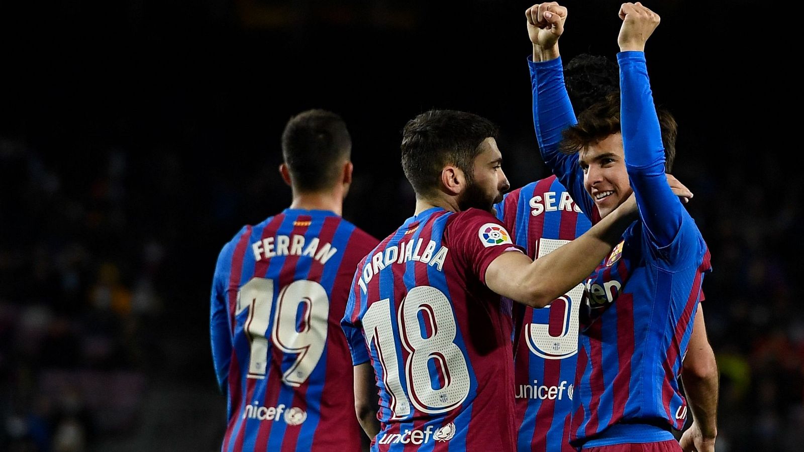 Riqui Puig celebra el 4-0 anotado en el Barcelona - Osasuna
